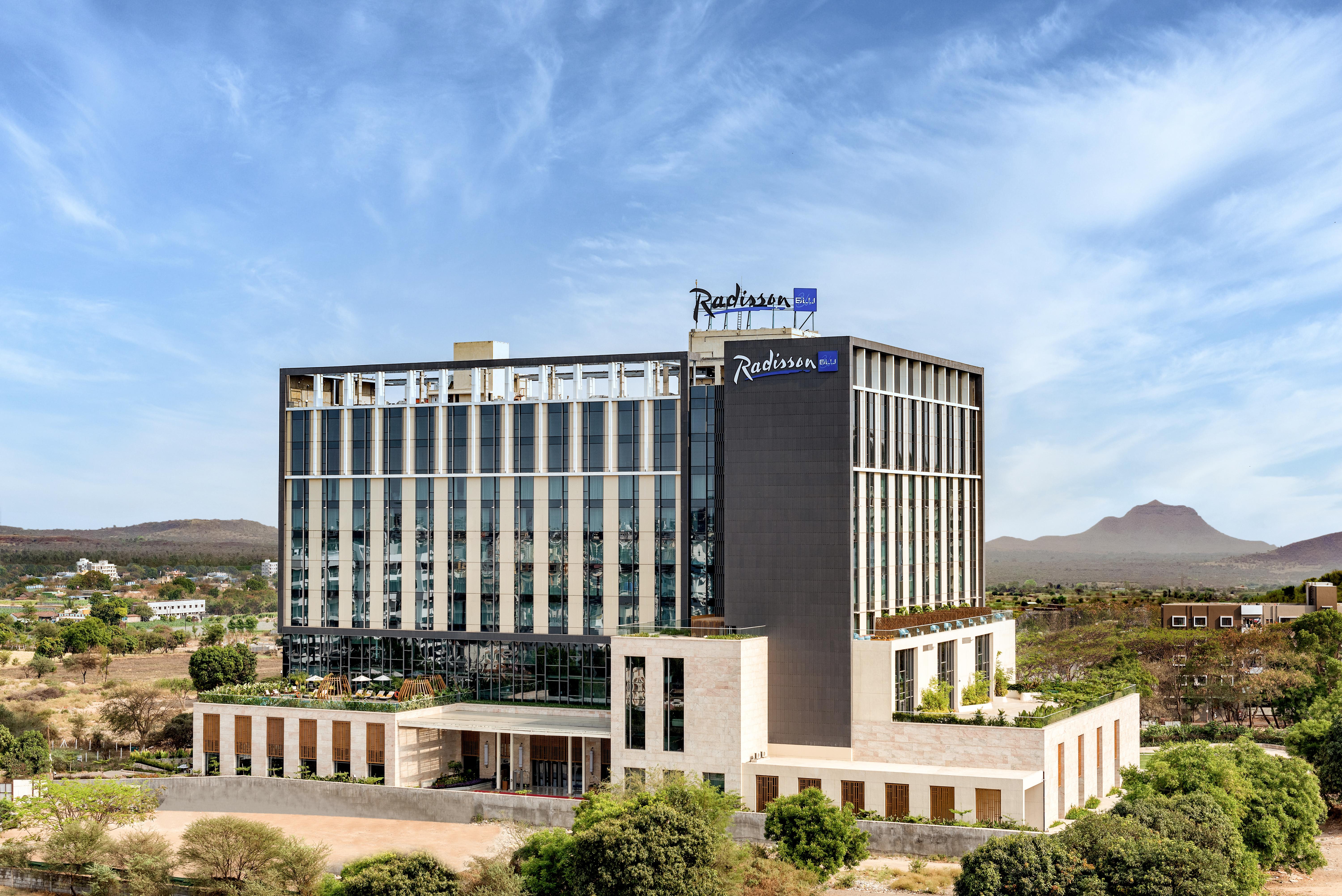Radisson Blu Hotel & Spa, Nashik Exterior foto
