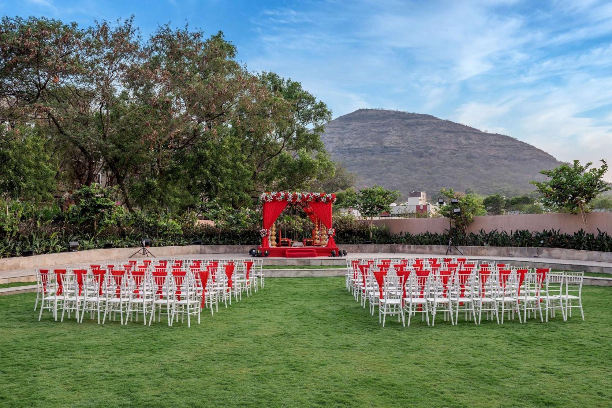 Radisson Blu Hotel & Spa, Nashik Exterior foto