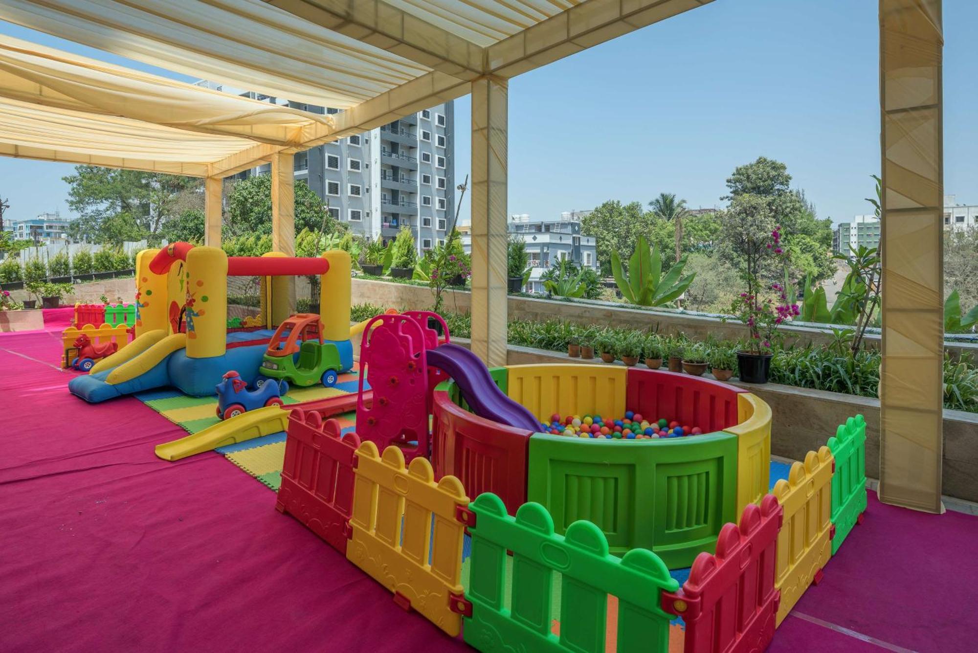 Radisson Blu Hotel & Spa, Nashik Exterior foto